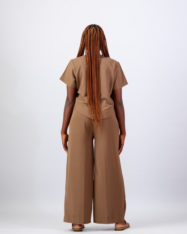 Grounded in earthy tones, this co-ord set embodies balance and strength. 3